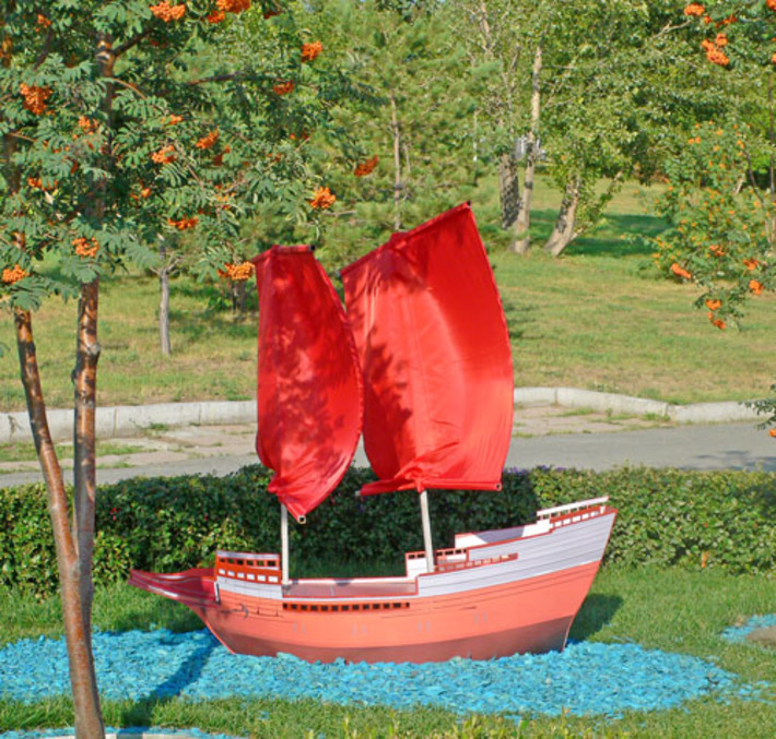 Тема «Алых парусов» хорошо задумана и исполнена: маяк, домик и корабль. А героиней может себя вообразить любая девушка. Фото Юрия БЕЛОУСОВА