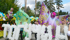 Начинается праздничный парад. Фото Юрия БЕЛОУСОВА
