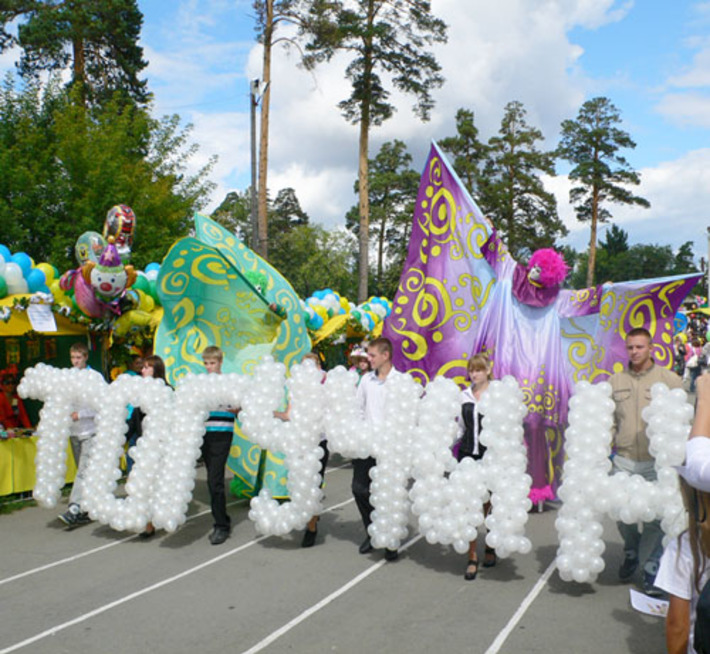Начинается праздничный парад. Фото Юрия БЕЛОУСОВА