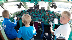 И стар и млад были рады потрогать  и обследовать изнутри боевую технику. Фото Аркадия УВАРОВА