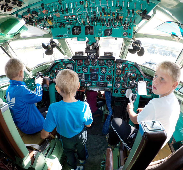 И стар и млад были рады потрогать  и обследовать изнутри боевую технику. Фото Аркадия УВАРОВА