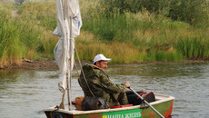 Юрий Ткаченко во время путешествия на парусном швертботе по реке Карасук. Фото Любови ЯЛЫШЕВОЙ