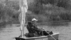 Юрий Ткаченко во время путешествия на парусном швертботе по реке Карасук. Фото Любови ЯЛЫШЕВОЙ