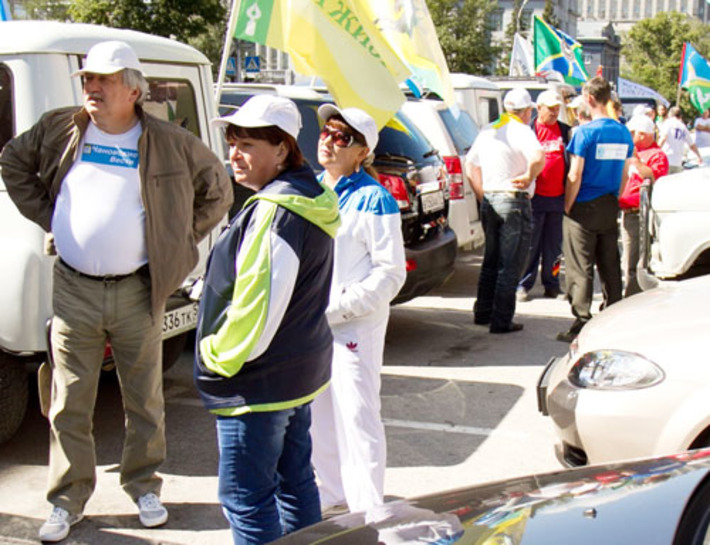 Начинаем автопробег. Фото Аркадия УВАРОВА