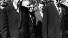 Генерал де Голль и академик Лаврентьев  во время визита французского президента. Академгородок, 1966 год. Фото с сайта  www.hydro.nsc.ru