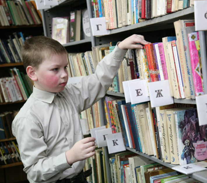 Многие по-прежнему предпочитают бумажную книгу электронной. Фото Михаила ПЕРМИНА