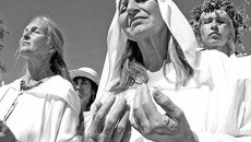 Человек, попадая в секту, постепенно теряет способность критически оценивать происходящее. Фото  с сайта www.vmnews.ru