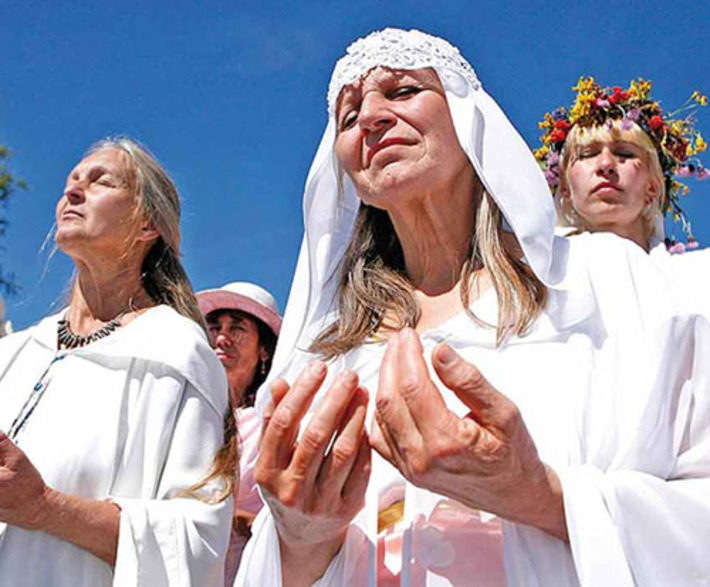 Человек, попадая в секту, постепенно теряет способность критически оценивать происходящее. Фото  с сайта www.vmnews.ru