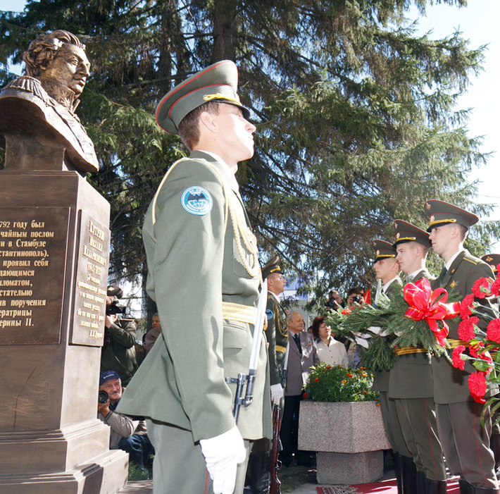 Открытие бюста великому полководцу Михаилу Кутузову. Фото Аркадия УВАРОВА
