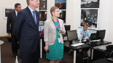 Накануне форума руководитель информационного центра Анна Динельт рассказала губернатору, как будет работать пресс-центр. Фото Аркадия УВАРОВА