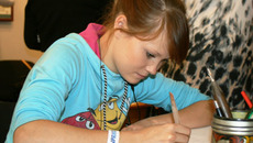 Многие не упустили  возможность написать письмо  «из прошлого». Фото Дарьи ДОРОТОВОЙ