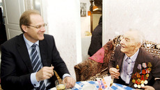 В праздничные дни особое внимание уделяется заслуженным жителям области. Фото Михаила ПЕРМИНА