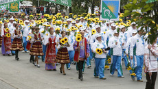 Праздничное шествие представителей районов области. Фото Аркадия УВАРОВА