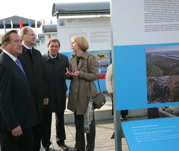 У стендов фотовыставки к 75-летию области. Фото Михаила ПЕРМИНА