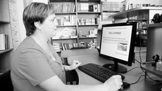 Библиотекарь-консультант Оксана БЕССОНОВА: «В правовом центре услугу можно получить анонимно. Консультант отмечает в ведомости только дату и суть задаваемого вопроса». Фото Михаила ПЕРМИНА