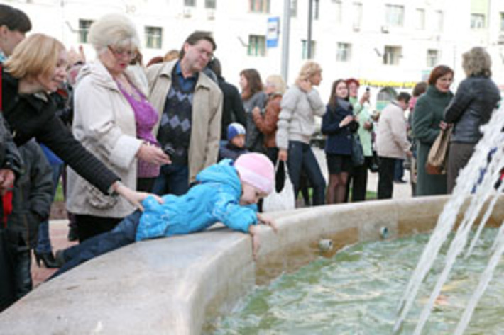 В день открытия сквера необычный фонтан особенно привлекал внимание жителей города.Фото Михаила ПЕРМИНА