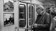 Владимир Калужский рассматривает фотографии, размещенные на стенах вагона. Фото Геннадия ДАНИЛКИНА