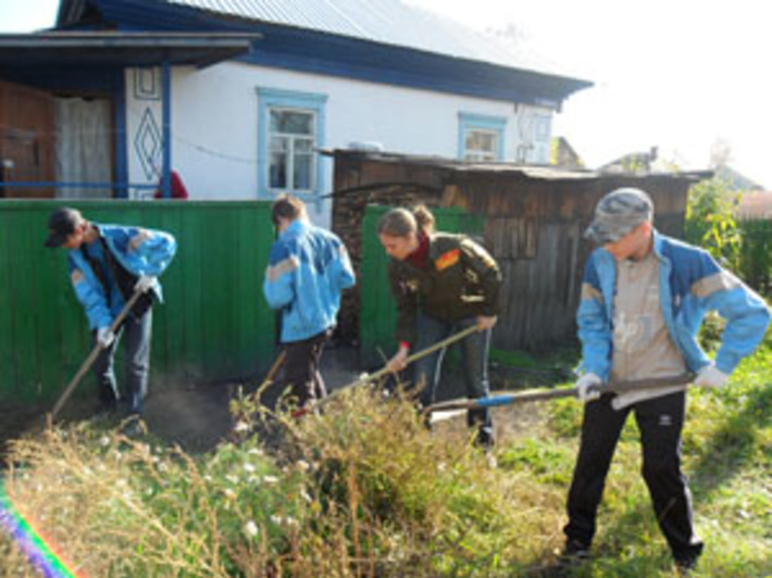 Одно из направлений волонтерского движения — безвозмездная помощь престарелым людям в хозяйственных делах. Фото Сергея КРАВЦОВА
