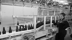 Завод «Экран» производит более 80 видов стеклотар. Фото  Михаила ПЕРМИНА