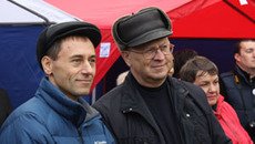 Александр Козлов (справа) и Александр Гуляко, представитель ФНПР в СФО, с интересом наблюдают, как растет «стена достойного труда»Фото Александра КОПАЛОВА