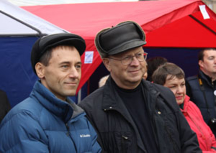 Александр Козлов (справа) и Александр Гуляко, представитель ФНПР в СФО, с интересом наблюдают, как растет «стена достойного труда»Фото Александра КОПАЛОВА