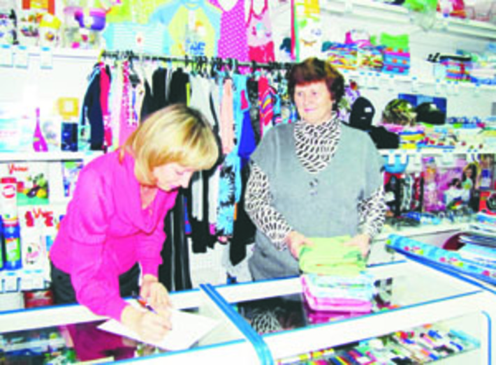 Наталья Губко с дочерью Евгенией за собственным прилавком. Фото Николая ЦЫГАНОВА