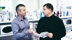 Руководитель компании Константин Штырхацкий и инженер Александр Селедков (слева направо) в центре «Форум Плюс». Фото Николая ЦАРЕВА