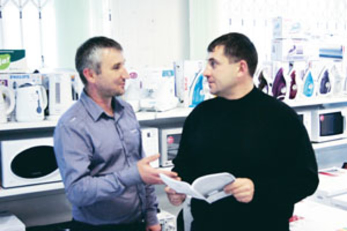 Руководитель компании Константин Штырхацкий и инженер Александр Селедков (слева направо) в центре «Форум Плюс». Фото Николая ЦАРЕВА