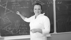 Профессия учителя — больше чем профессия. И в денежном эквиваленте труд педагога оценить крайне трудно. Татьяна Сергеевна Тюрина, математик средней общеобразовательной школы № 4 города Черепаново, не только учит детей геометрии, но еще и бесплатно занимается со школьниками и родителями искусством косоплетения. Фото Михаила ПЕРМИНА