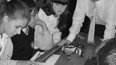 Мастер-класс проводят десятиклассники для восьмиклассников. Фото Марины КРАСНОВОЙ