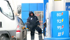 Основные поставки бензина на АЗС региона осуществляются оптом из Омска. Эксперты считают, что ввод на полную мощность нефтеперерабатывающего завода в Коченёво не повлияет на ценовую политику топливного рынка области. Фото Михаила ПЕРМИНА