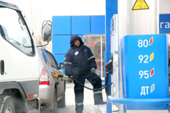 Основные поставки бензина на АЗС региона осуществляются оптом из Омска. Эксперты считают, что ввод на полную мощность нефтеперерабатывающего завода в Коченёво не повлияет на ценовую политику топливного рынка области. Фото Михаила ПЕРМИНА