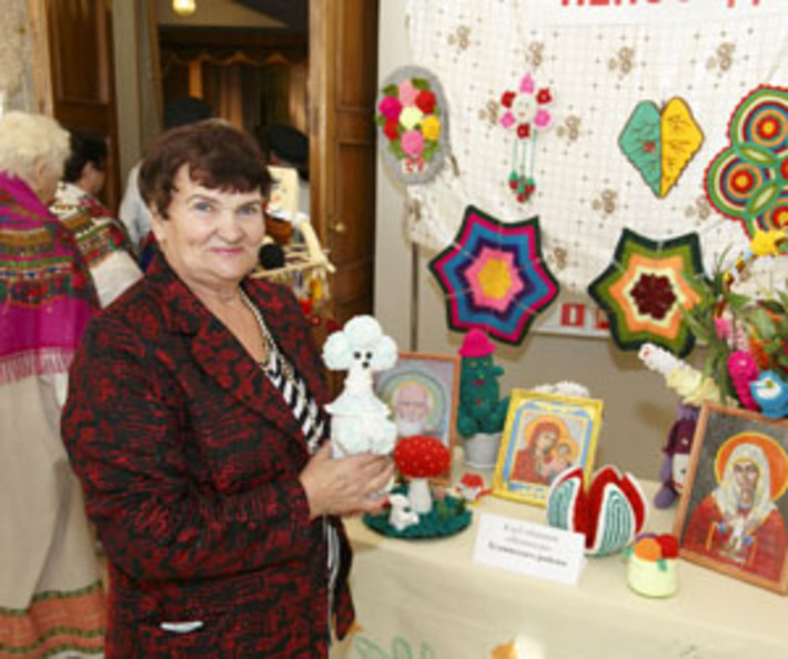 Выставка поделок ветеранов купинского клуба «Непоседы». Фото Аркадия УВАРОВА