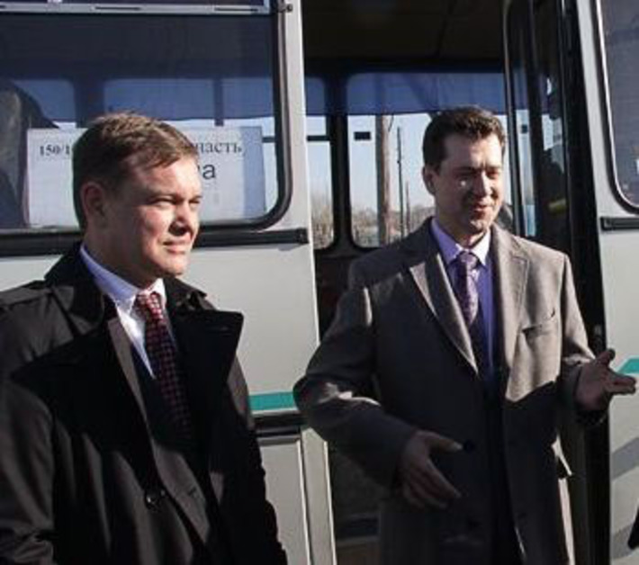 Министры регионального правительства Денис Вершинин и Виталий Голубенко и председатель бюджетного комитета Законодательного собрания Виктор Осин в Каргатском районе. Фото персс-слжбы Законодательного собрания НСО