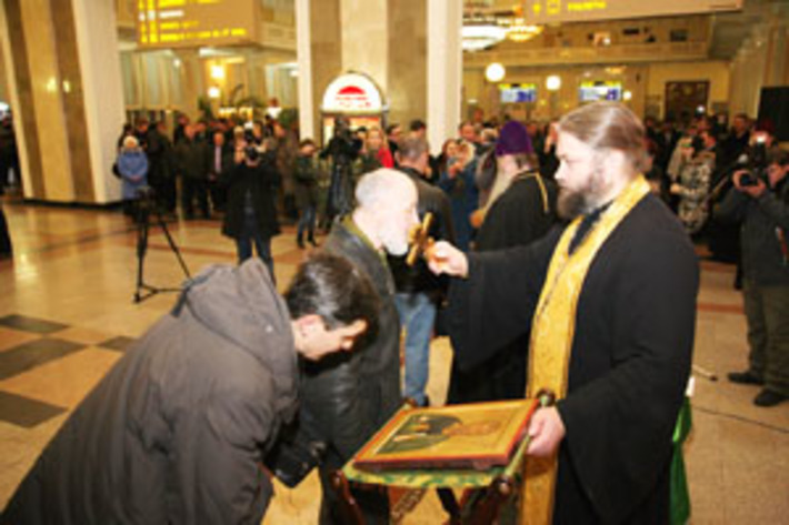 Перед отправкой миссионерского поезда на вокзале Новосибирск-Главный был совершен молебен. Фото Михаила ПЕРМИНА