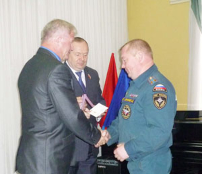 Особо отличившихся на слете пожарных награждают глава Куйбышевского района Виктор Функ и депутат областного Законодательного собрания Владимир Лаптев. Фото Анатолия СМИРНОВА