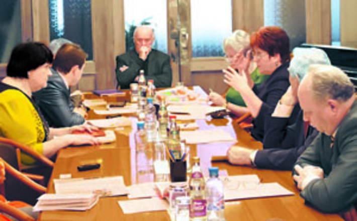 Председатель комитета Станислав Говорухин в думах о сельской культуре.Фото Виталия ЗЛОДЕЕВА