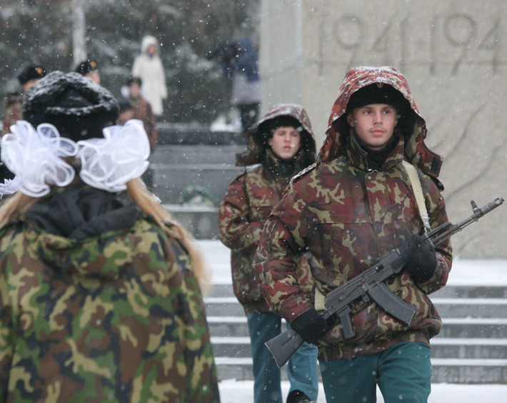 Вчера в областном центре торжественно отметили 45-летие мемориального ансамбля  «Монумент Славы воинов-сибиряков» Фото  Михаила ПЕРМИНА