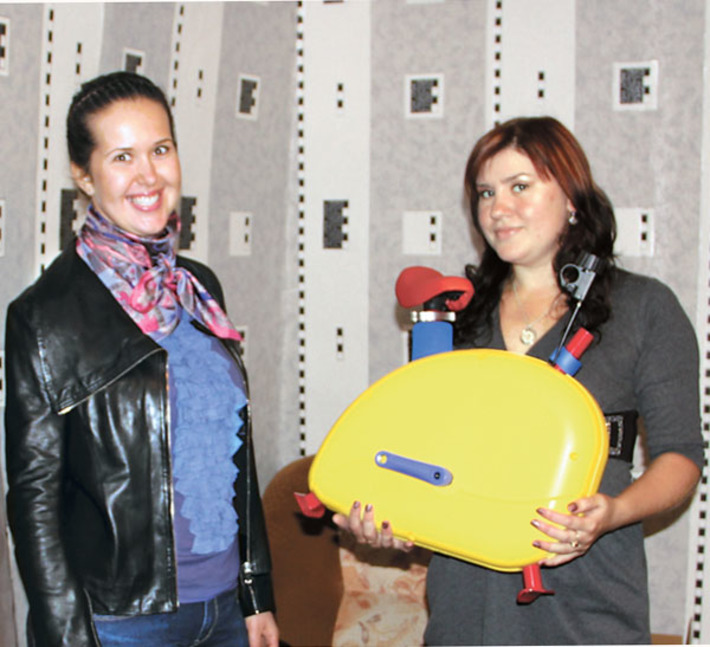 Александра Шатова вручила подарок Надежде Дорошенко. Фото Ольги ЛЕВИНОЙ