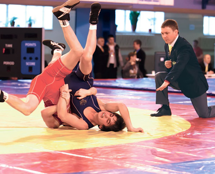 Юные спортсмены держатся на ковре вполне уверенно. Фото Аркадия УВАРОВА