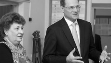 Директор Наталья Конева провела для губернатора экскурсию по классам. Фото Аркадия УВАРОВА