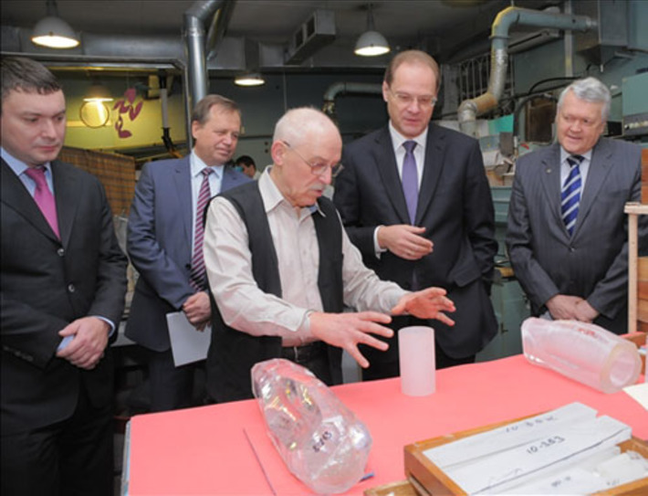 Главе региона были представлены передовые разработки науки. Фото пресс-службы губернатора и правительства НСО