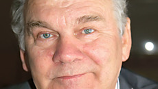 Ветеран труда, почетный ветеран ЗСЖД Сергей Дмитриевич Бутаков имеет  в своем активе немало наград, в том числе почетный знак «За 30 лет безупречной работы на железнодорожном транспорте» . Фото Елены КОСТИНОЙ