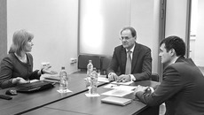 Задачу соблюдать принципы эффективности и прозрачности при организации работы системы госзакупок перед специалистами управления поставил губернатор Василий Юрченко. Фото пресс-службы губернатора и правительства НСО