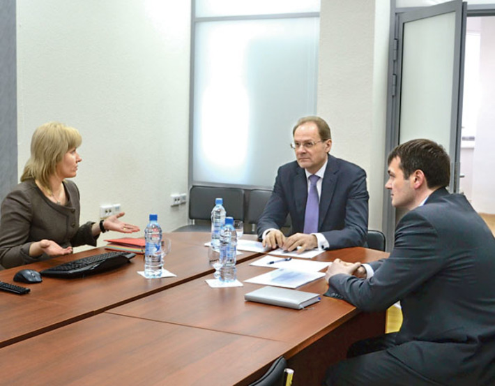 Задачу соблюдать принципы эффективности и прозрачности при организации работы системы госзакупок перед специалистами управления поставил губернатор Василий Юрченко. Фото пресс-службы губернатора и правительства НСО