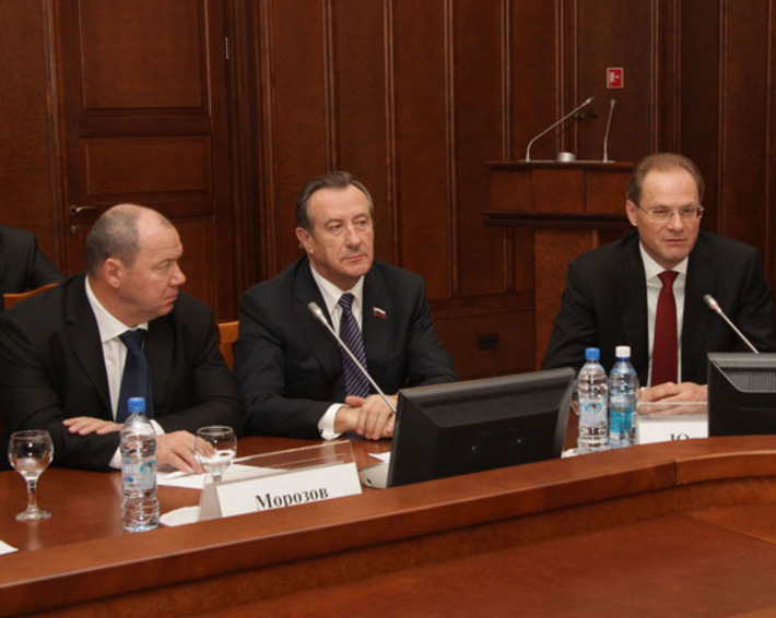 Причина временного дефицита бюджета — социальные обязательства,   пояснил Василий Юрченко. Фото пресс-службы Законодательного собрания Новосибирской области