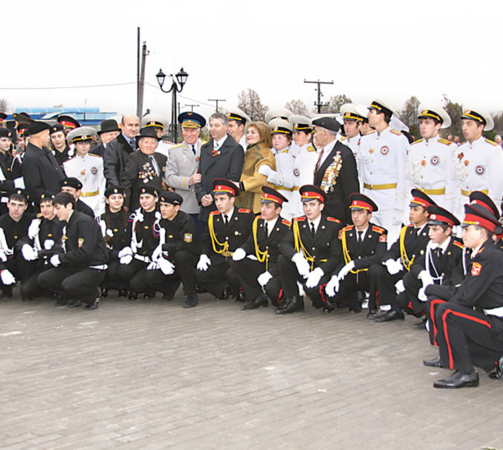 Мэр Владикавказа Сергей Дзантиев (в центре) с ветеранами и молодежью. Фото предоставлено администрацией местного самоуправления Владикавказа