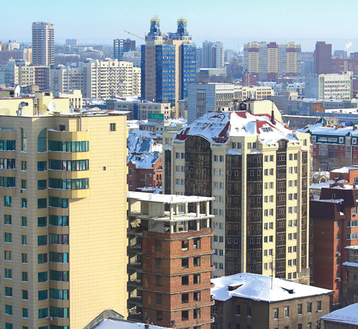 Город стремительно растет. Фото Аркадия УВАРОВА