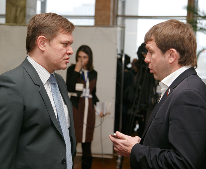 Дмитрий Козловский (справа): «Лед тронулся, вместе мы смогли что-то изменить, надо продолжить эту работу». Фото Аркадия УВАРОВА