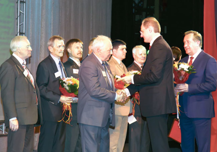 Губернатор Василий Юрченко  вручает Государственные премии Новосибирской области   отмечены очень высокие достижения. Фото Аркадия УВАРОВА